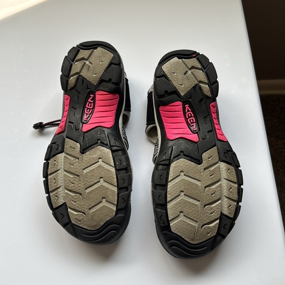 Keen Black and Pink Women's Sandals - Picture 7 of 8